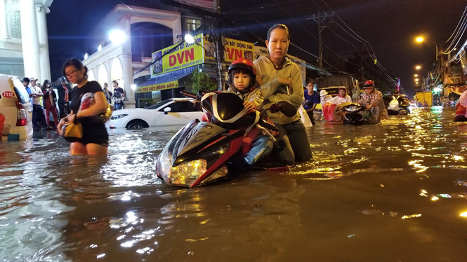 Nhiều khu vực tại thành phố Hồ Chí Minh vẫn còn ngập sâu sau 2 ngày mưa bão cho thấy sự yếu kém và thiếu đồng bộ trong qui hoạch kiến trúc và thoát nước (27/11/2018)